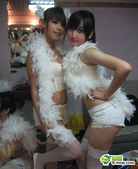 演出后台束胸美女 太放纵了吧！
