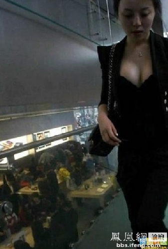 色狼无处不在偷拍低胸美女（图）