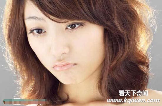 真人演绎美少女版QQ表情 可爱顽皮受热捧(组图)
