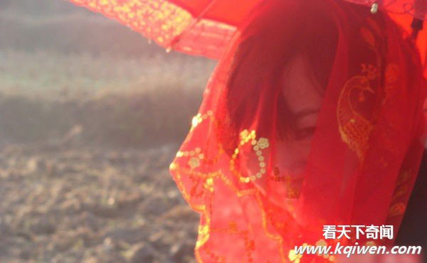 见识新农村的时尚恶搞婚礼 色狼手拉车接新娘(组图)